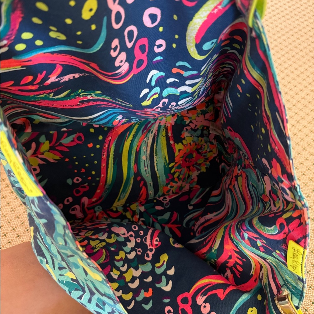 Lilly Pulitzer Reversible Beach Tote in Beach Loot & Midnight Cove with Pouch! - Picture 8 of 16